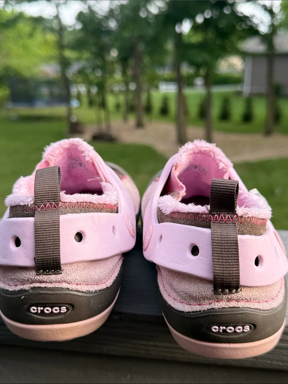 CROCS Dawson Big Kid’s Suede (w/Faux Fur Lining) Clog (Size: J2)(EUC)